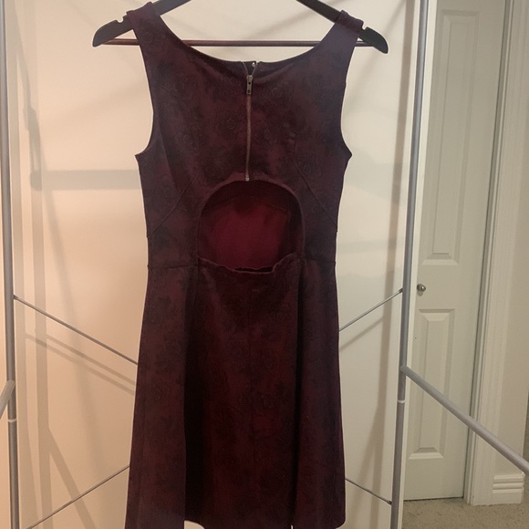 Fit and flare dress with open back - Picture 4 of 6